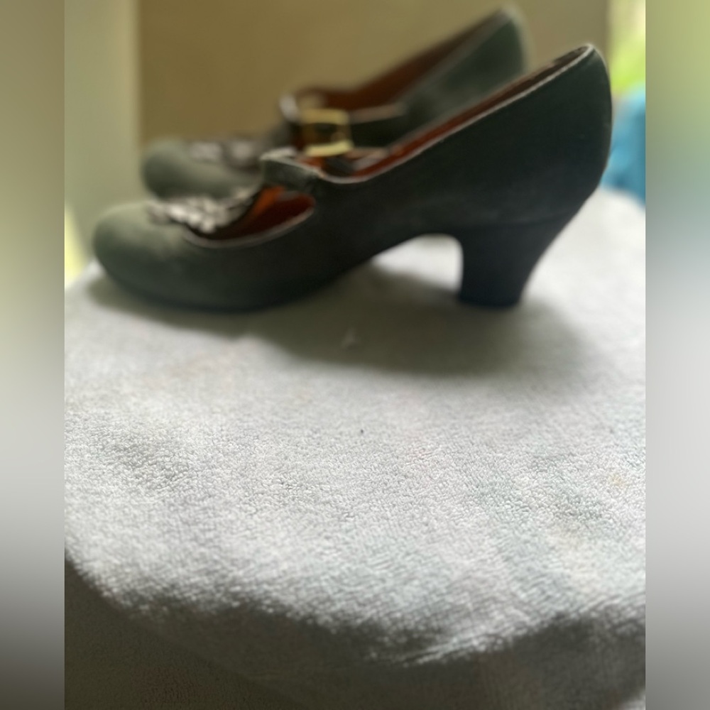 CHIE MIHARA VINTAGE SUEDE Pumps  IN Grey_Blue  curved heel  T strap 39 - 8  8.5